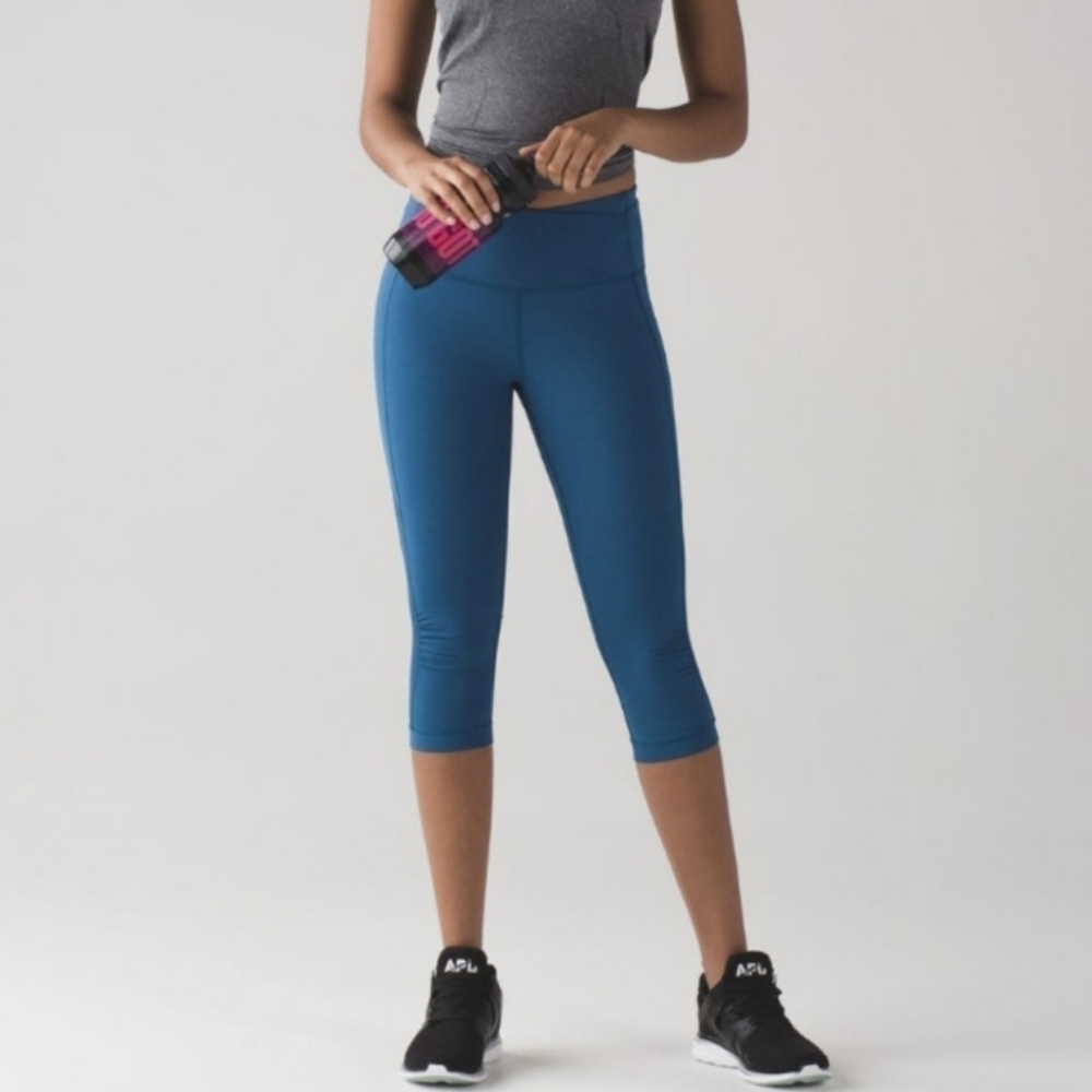 Lululemon size 2 Gear up  blue Poseidon cropped leggings with sheer accents